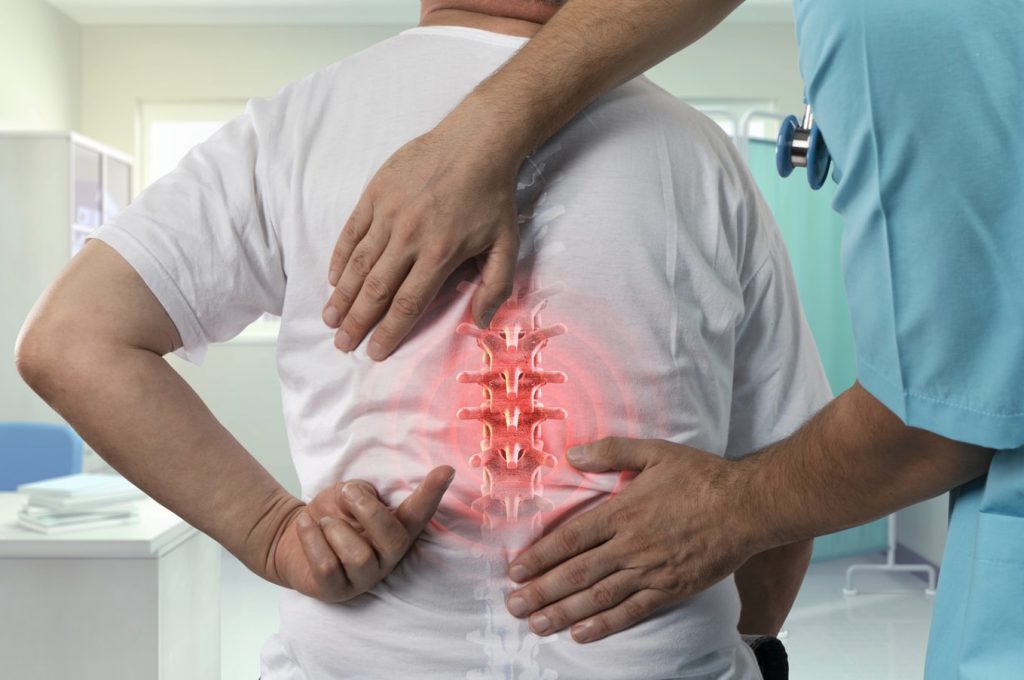 یک متخصص طب فیزیکی در حال درمان بیمار