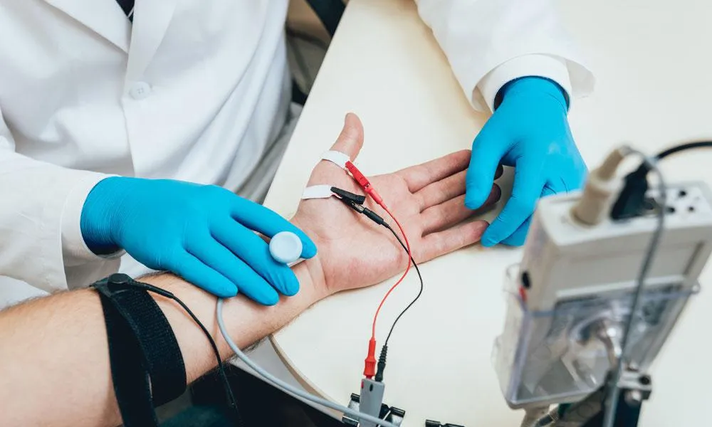 بررسی خطرات EMG در کلینیک نوار عصب و عضله ویستان 
