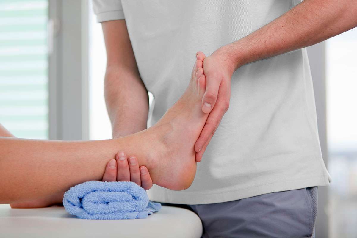 متخصص طب فیزیکی در حال درمان درد کف پا