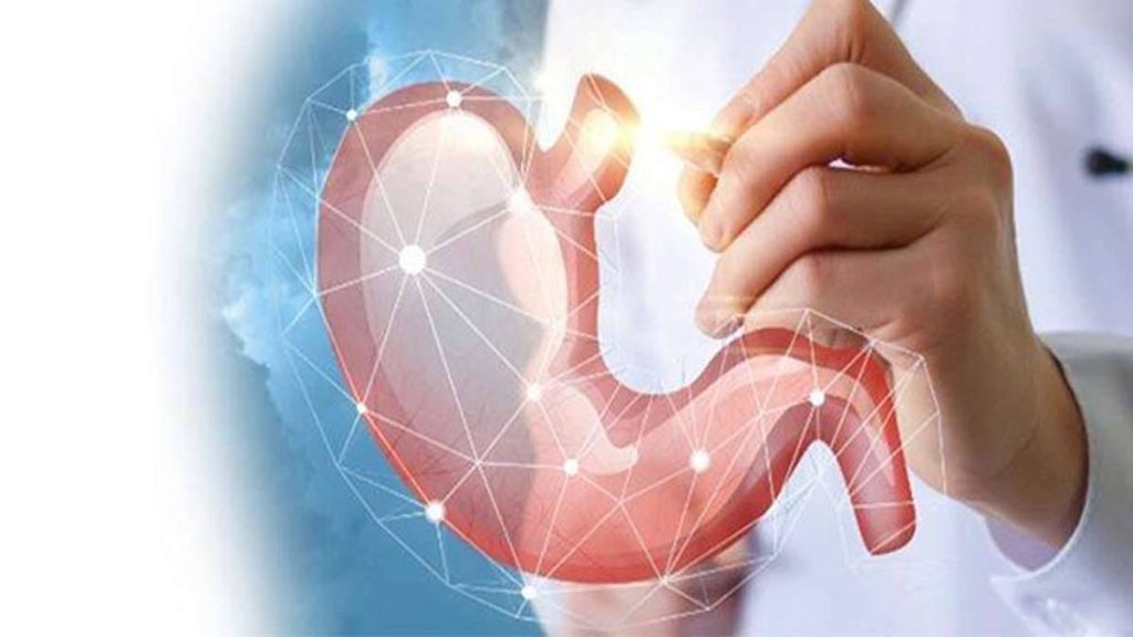 پزشک متخصص در حال تشریح بوتاکس معده