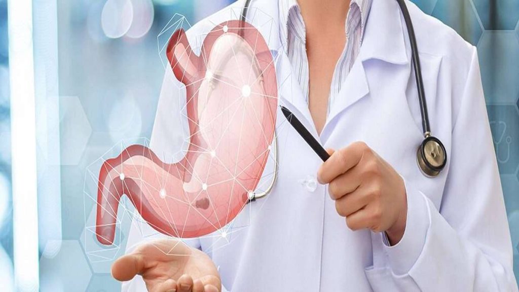 پزشک متخصص در حال تشریح هزینه بوتاکس معده