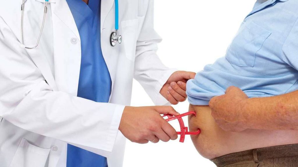 پزشک متخصص در حال معاینه بیمار برای انجام بوتاکس معده