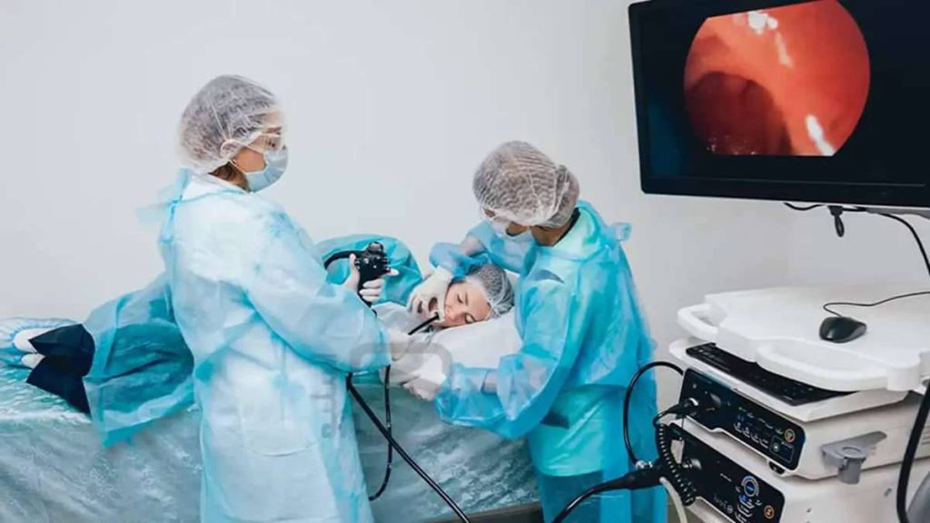 دو پزشک متخصص در حال انجام بوتاکس معده بر روی بیمار