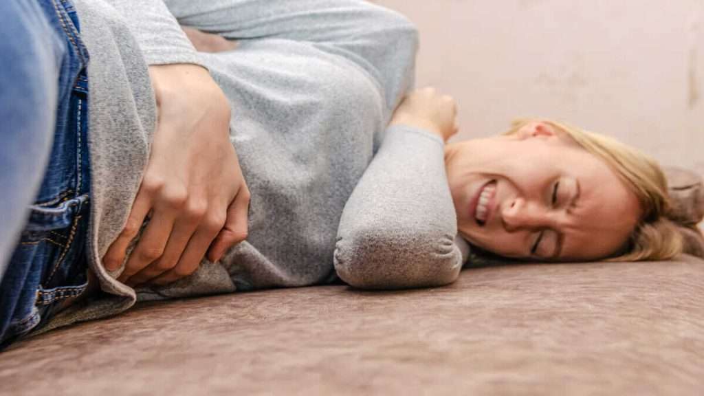 خانمی دچار تشنج شده است.